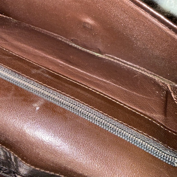 GUCCI Vintage Tom Ford Era Elegant Brown Leather Wallet with Gold Clasp - Picture 10 of 13